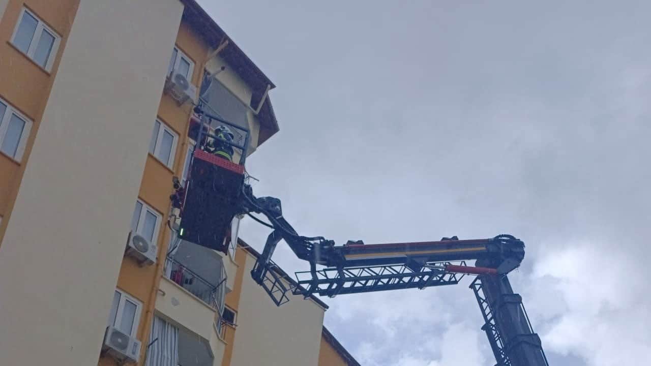 Çatıya yıldırım düştü! Yaralılar var