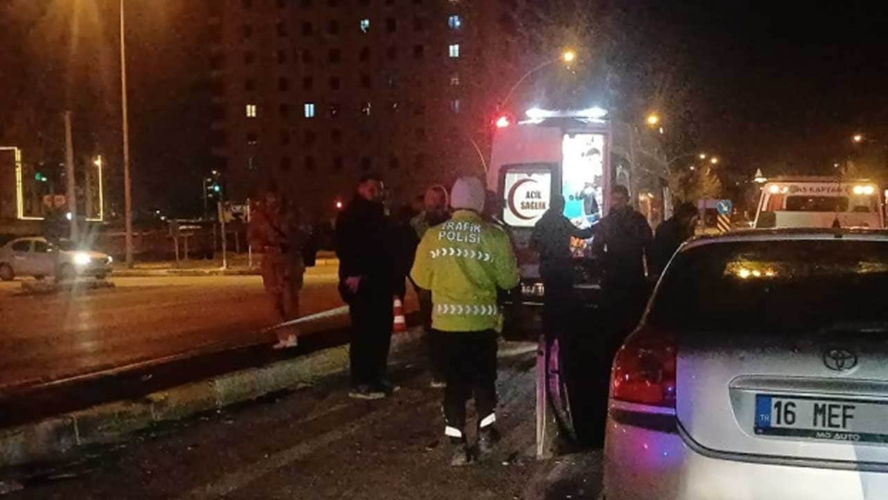 Çekiciye çarpan otomobilin sürücüsü yaralandı
