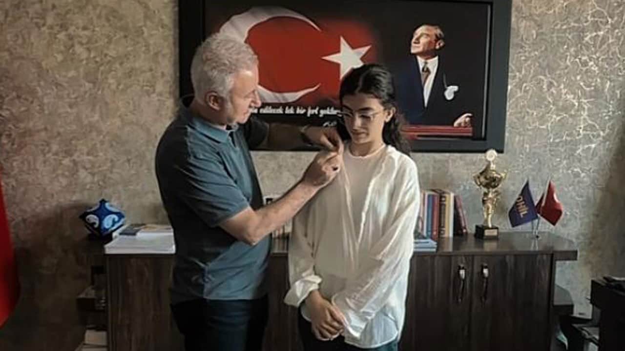 Çekmeköy Şehit Ömer Halisdemir AİHL'den LGS'de büyük başarı! Yüzde 0,13'lik dilime giren öğrenciye çeyrek altın