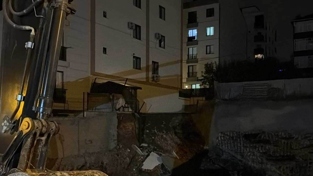 Çekmeköy’de istinat duvarı çöktü: 32 kişi tahliye edildi
