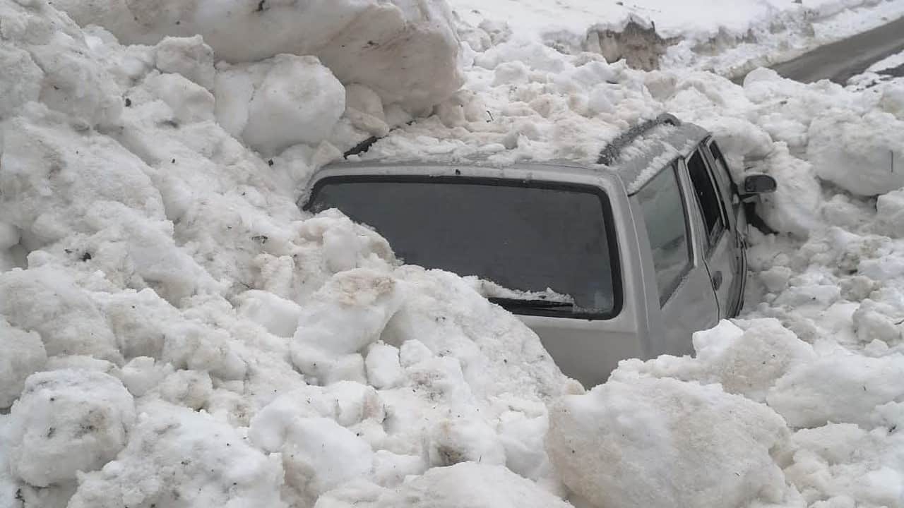 Çığ altında kalan araçtan sağ olarak çıktılar