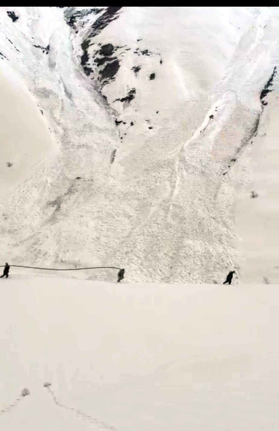 Çığ altında kalan su şebekesi devre dışı kaldı; 400 metre boru döşenerek yeniden suya ulaşıldı