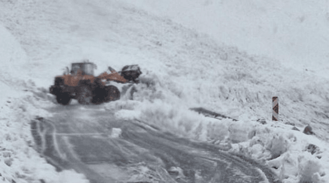 Çığ düştü, otobüs mahsur kaldı! 40 yolcu kurtarılmayı bekliyor