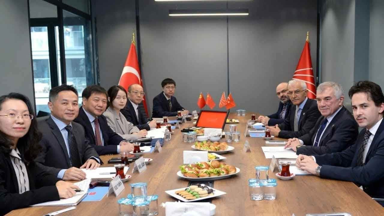 Çinli komünistler yuvarlandı Türkiye'de CHP'yi buldu