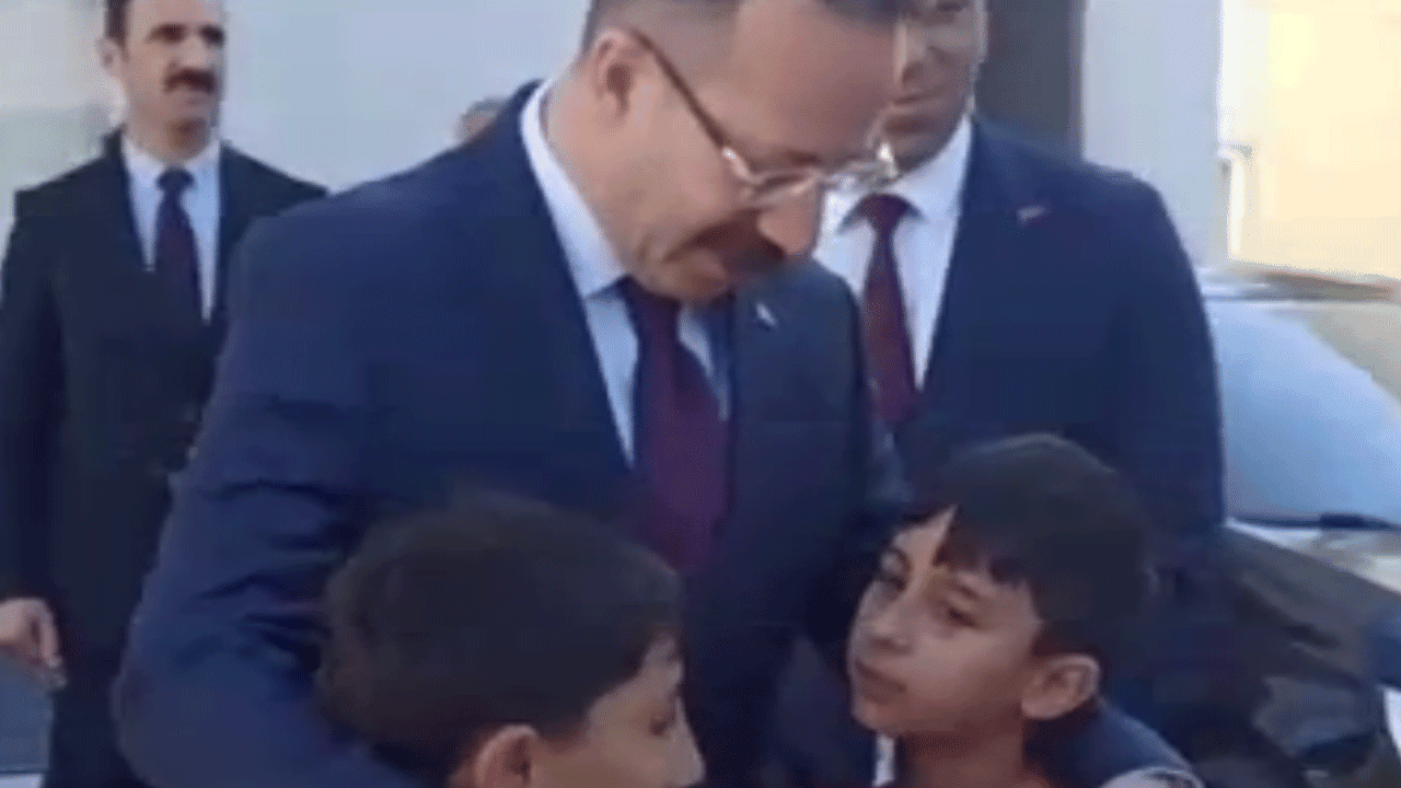 Çocuklar ve vali arasında renkli anlar! Parmağını şaklatarak cevap verdi!