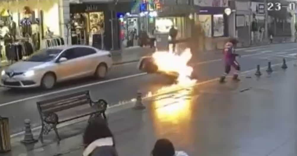 Çorlu'da Seyir Halinde Alev Alan Motosiklet Güvenlik Kamerasında
