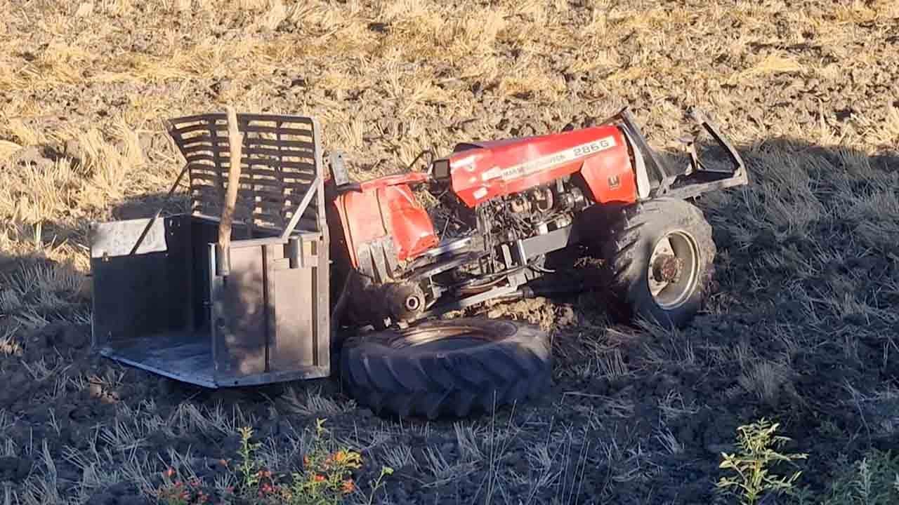 Çorum'da minibüs traktöre çarptı: 1 ölü, 1 yaralı!