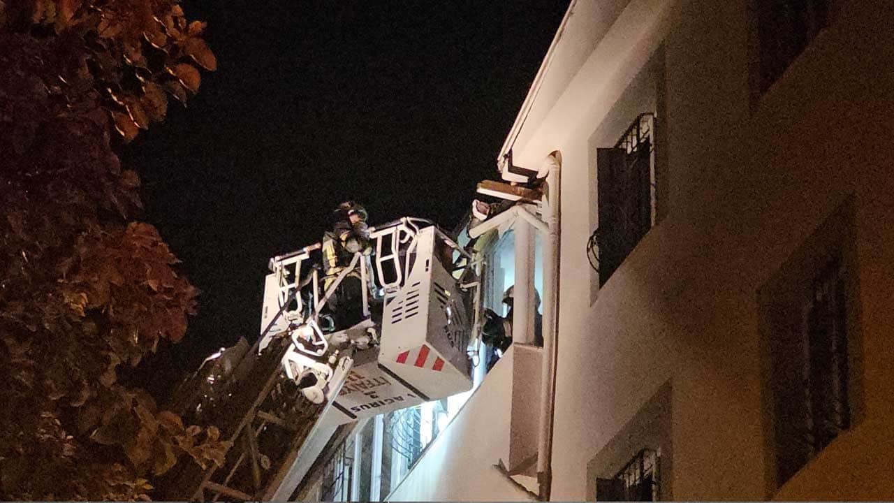 Çorum’da yangında mahsur kalan 7 kişi merdivenle kurtarıldı