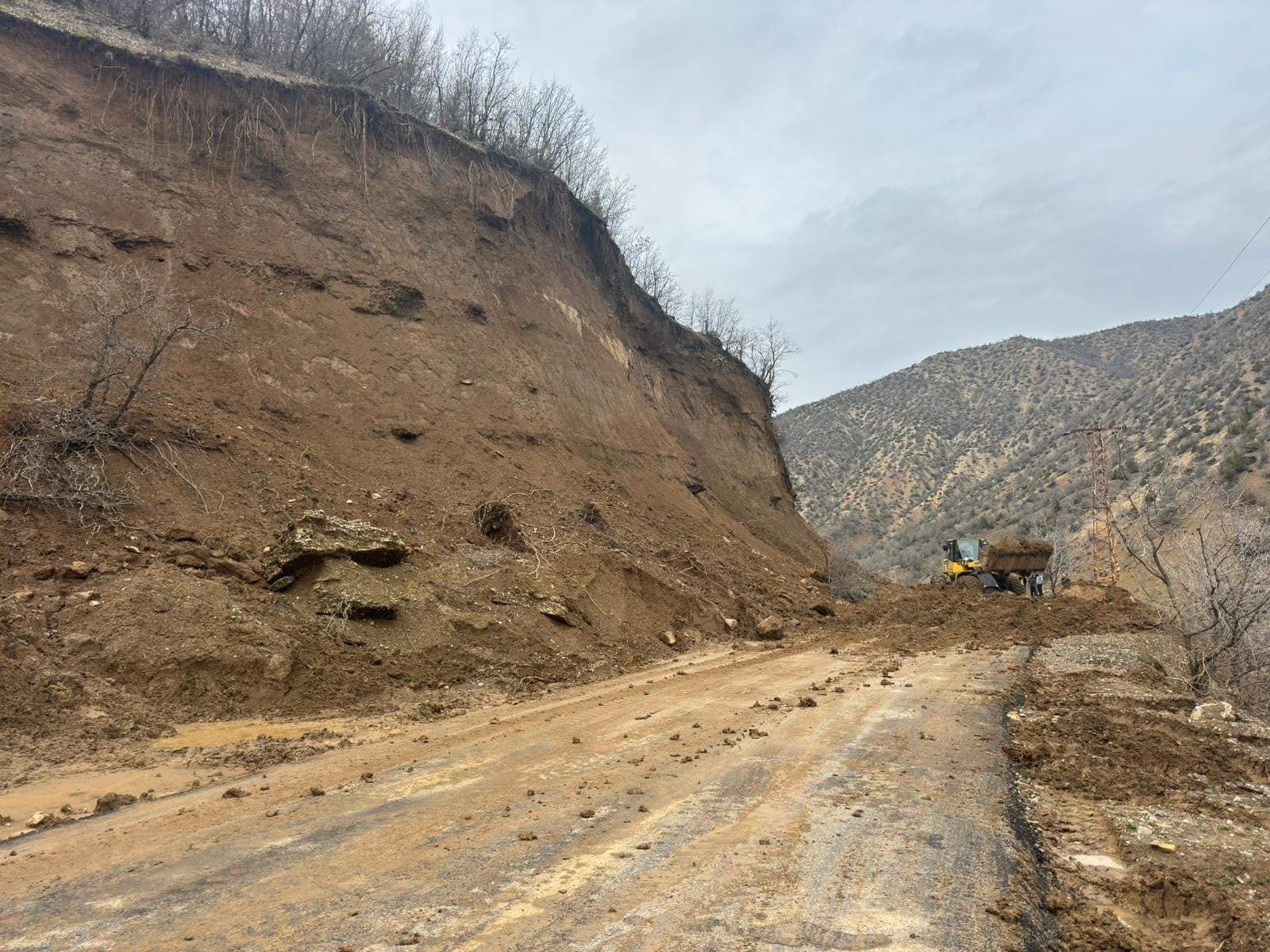 Çukurca'da heyelan mesaisi