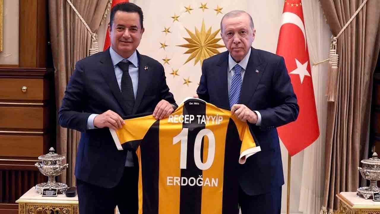 Cumhurbaşkanı Erdoğan Acun Ilıcalı’yı kabul etti: Ilıcalı, Erdoğan’a 10 numaralı Hull City formasını hediye etti