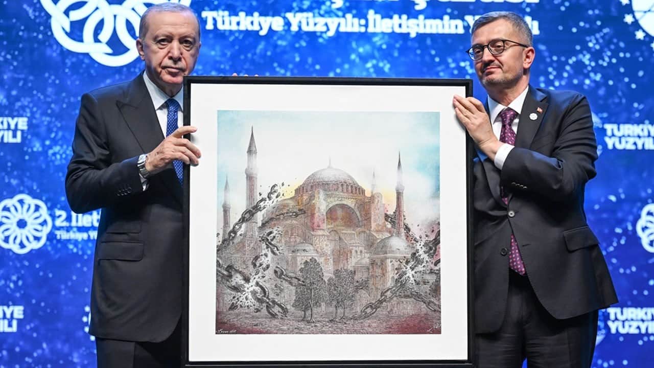 Cumhurbaşkanı Erdoğan'a anlamlı hediye: Zincirleri Kırılmış Ayasofya!