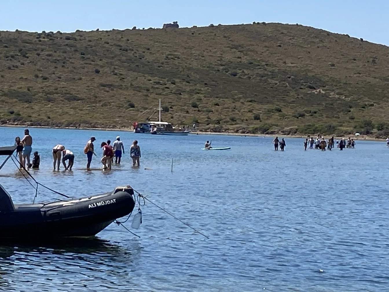 Cunda'da faciadan dönüldü! Denizin ortasında akıntıya kapılan tatilciyi Huni Mustafa kurtardı!