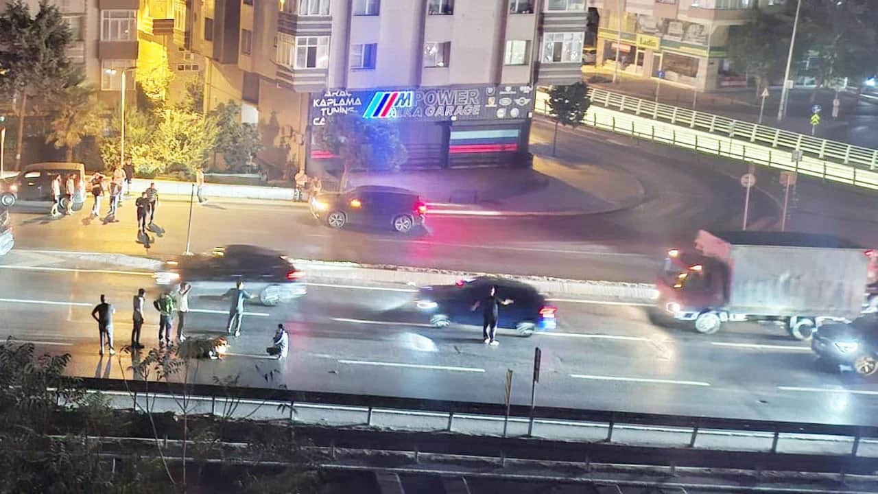 D-100’de kan donduran kaza: Peş peşe iki araç çarptı, kurtarılamadı