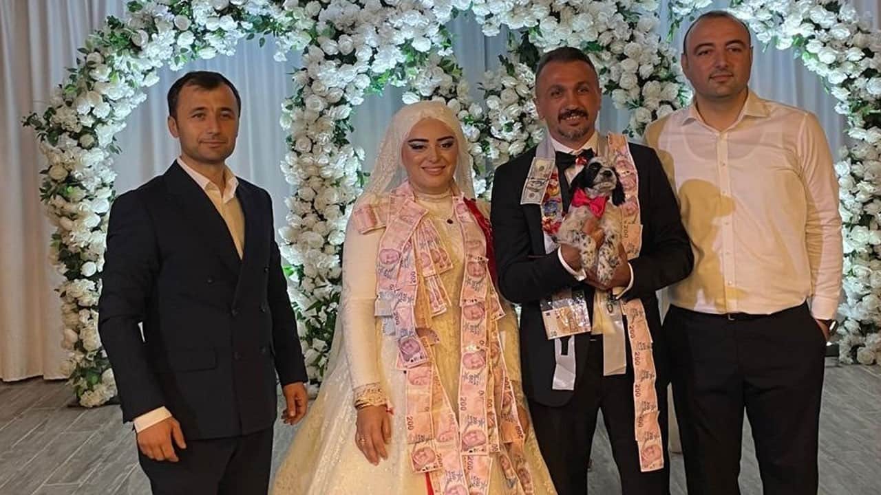 Daha önce böyle takı görülmedi! Bakın düğünde arkadaşın ne taktı