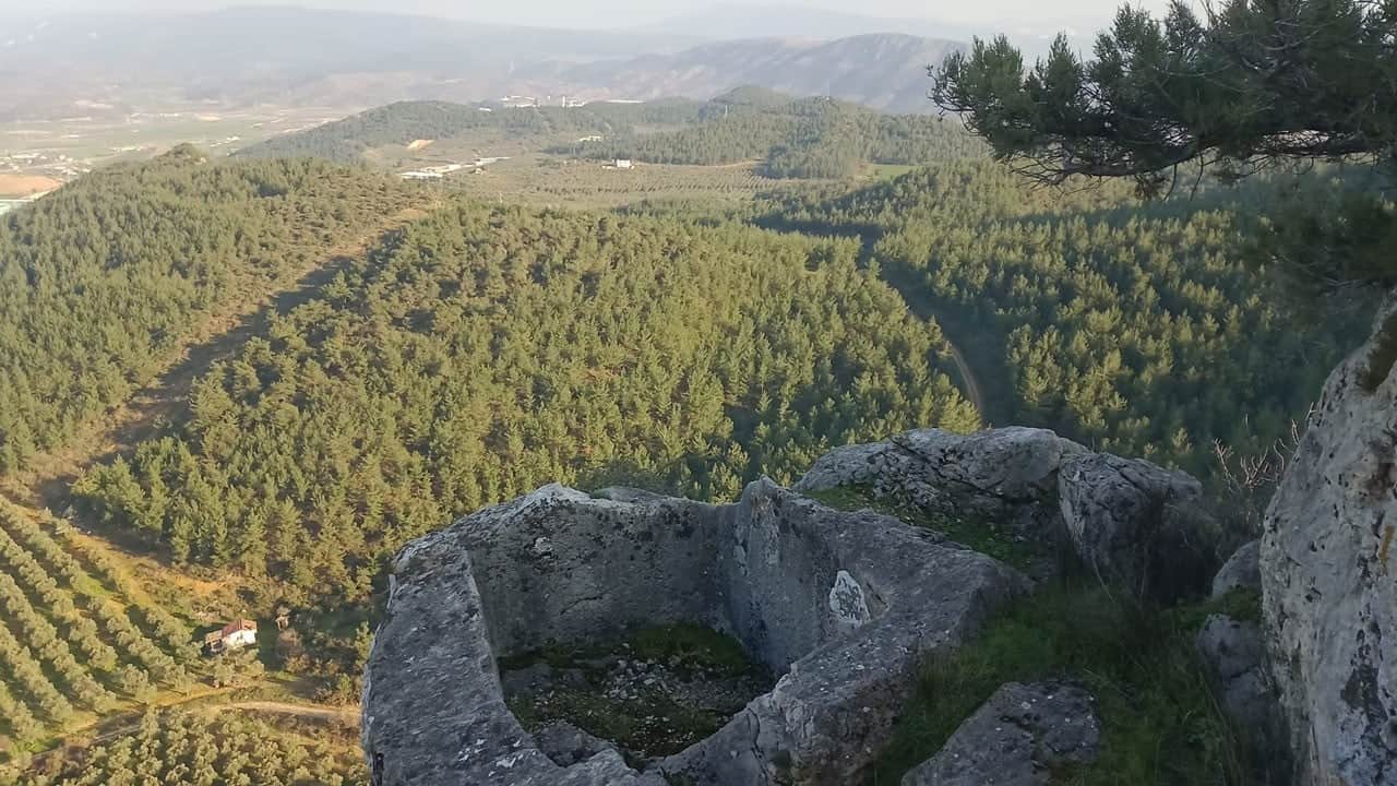 Defineciler kaya mezarı talan etti
