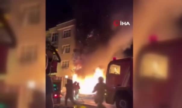 Demirci dükkanı küle döndü