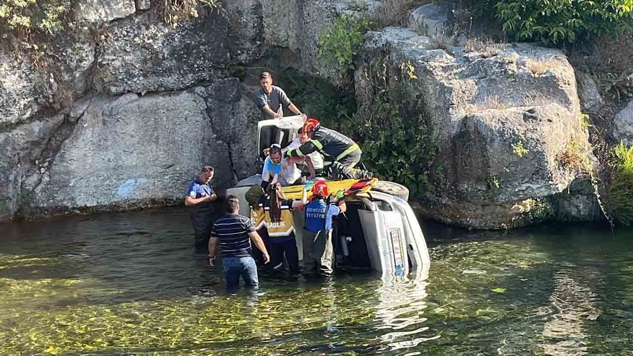 Denizli'de dehşet anları: Otomobil 15 metreden göle uçtu!