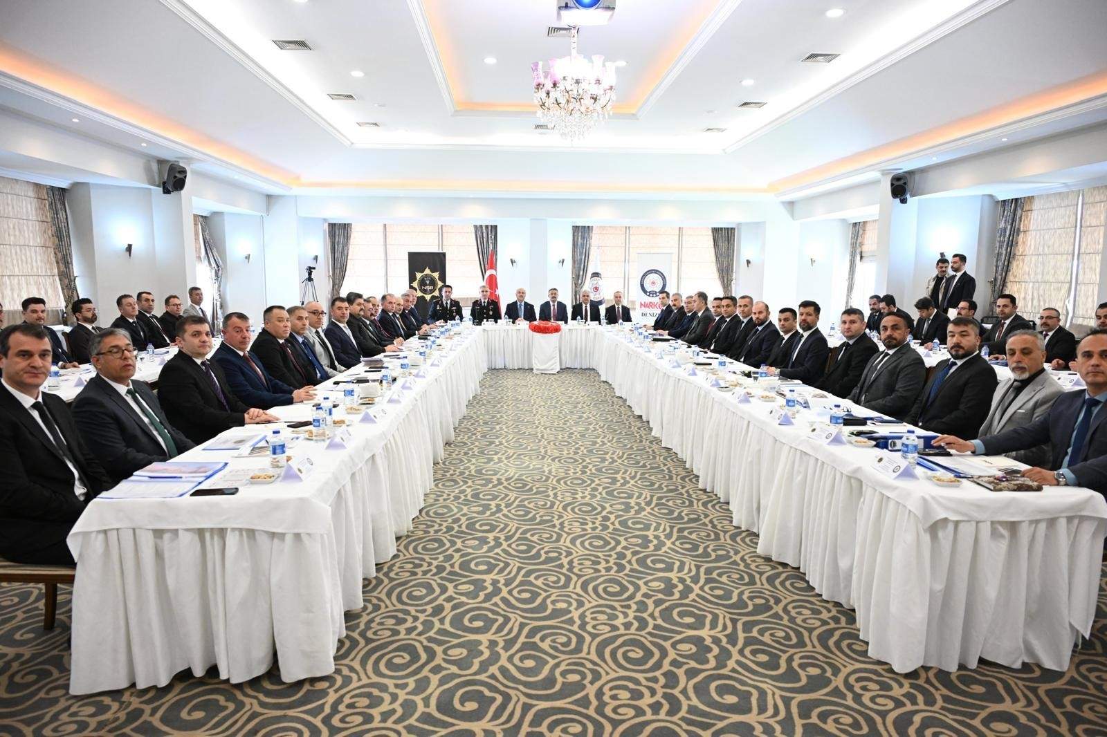 Denizli'de kritik zirve: 10 ilin Emniyet Müdürü narkotikle mücadele için buluştu
