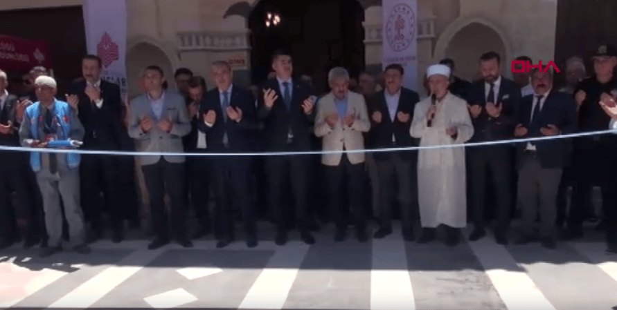 Depremin yaraları sarılıyor! Kilis’te hasar gören tarihi camiler yeniden ibadete açıldı!