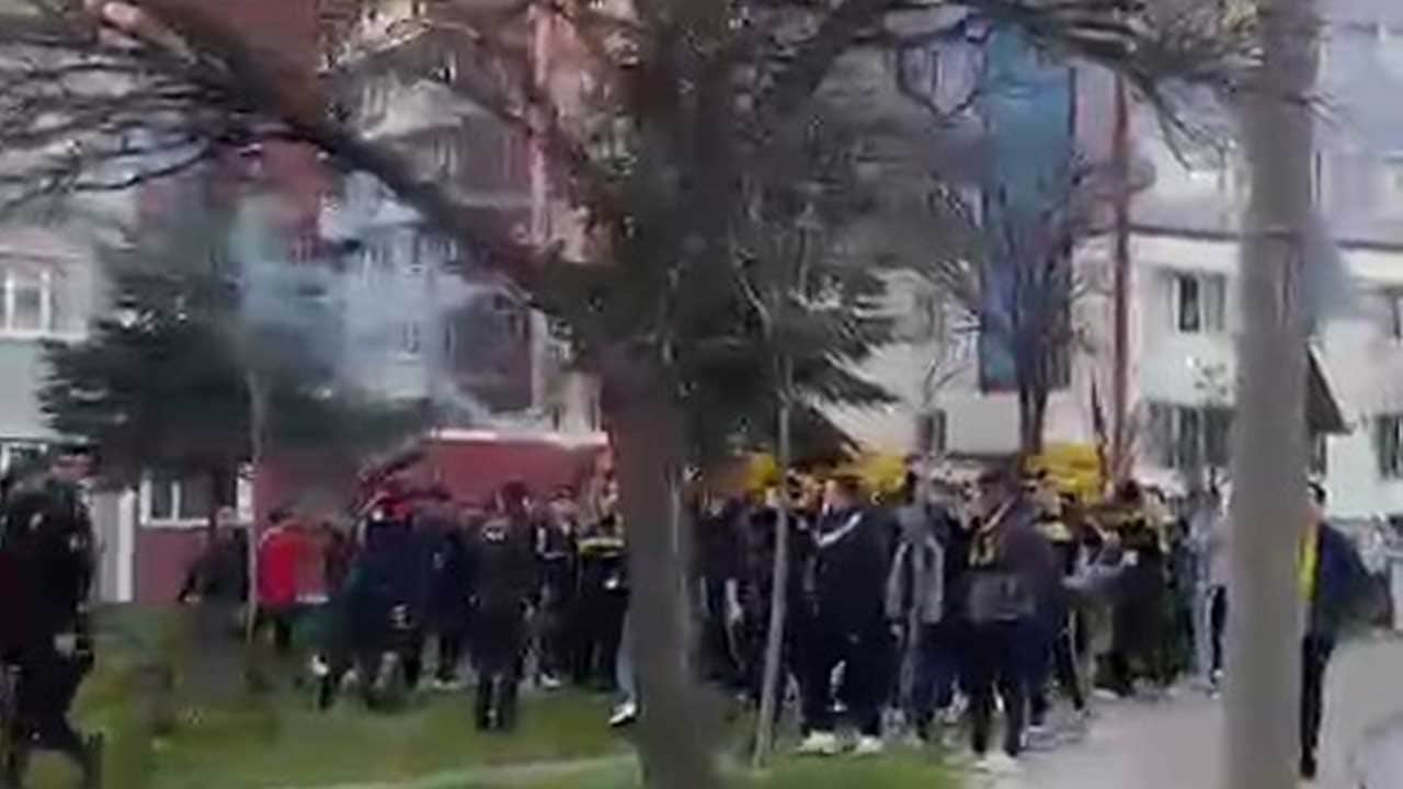 Derbi gerginliği: Taraftarlar birbirine girdi
