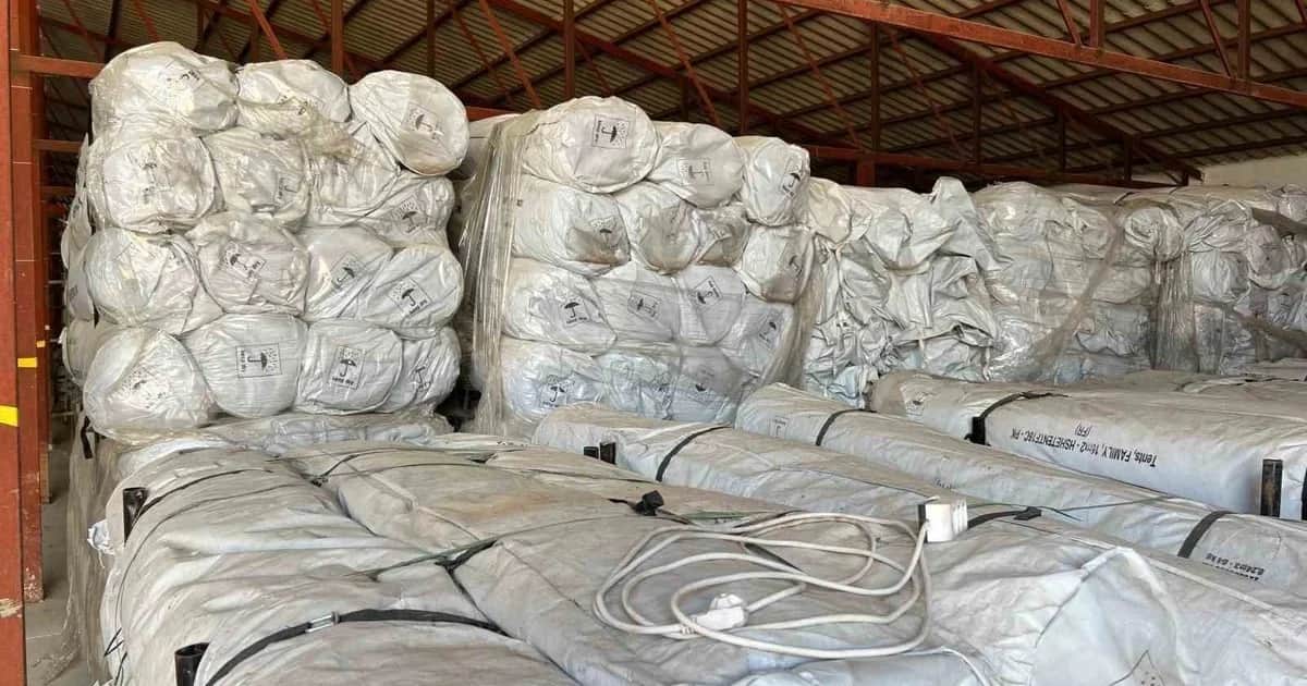 Derince'deki Ahbap deposunda 895 kullanılmamış çadır ve yaklaşık 600 yatak tespit edildi