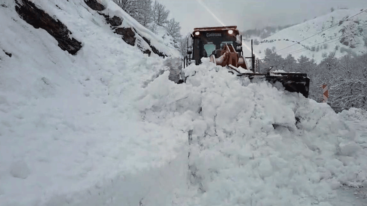 Dev çığ yolu kapattı, ulaşım tamamen kesildi!