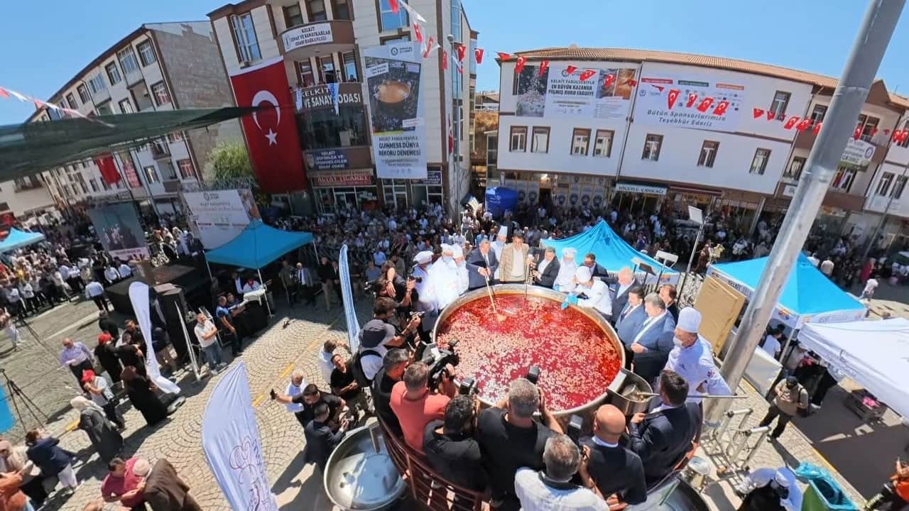 Dev kazanda 6 bin 840 litre pişirdiler! Kelkit şeker fasulyesi Guinness rekorunu kırdı