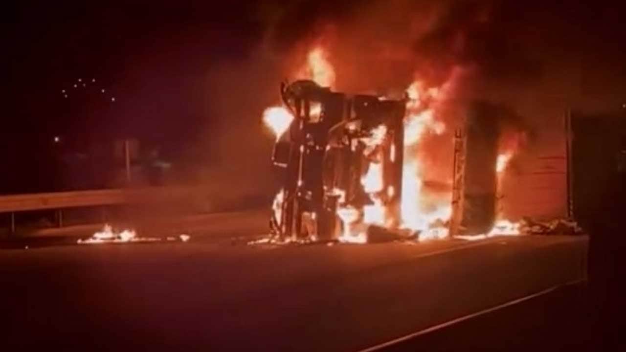 Devrilen TIR, alev alev yandı