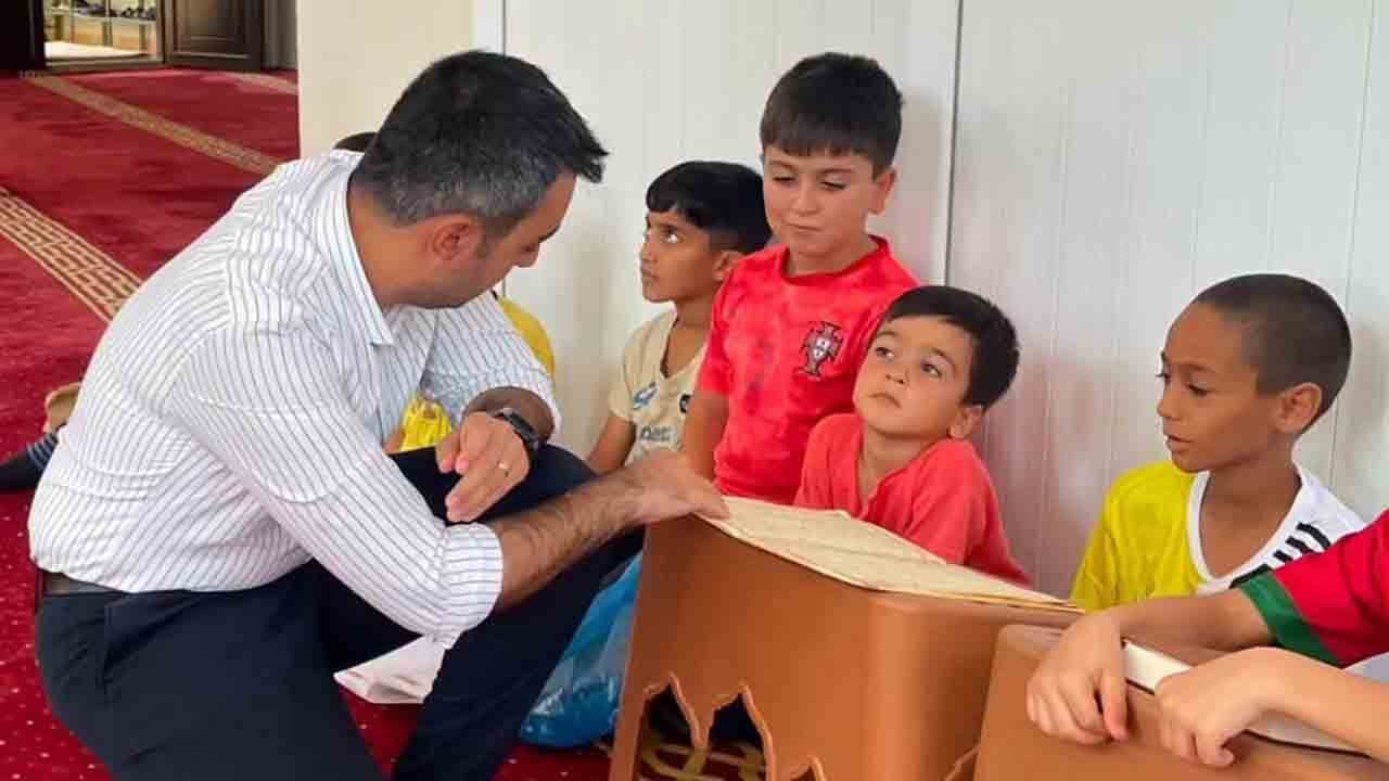 Dicle'de yürekleri ısıtan sahneler... Kaymakam Kur'an kursu öğrencileriyle buluştu