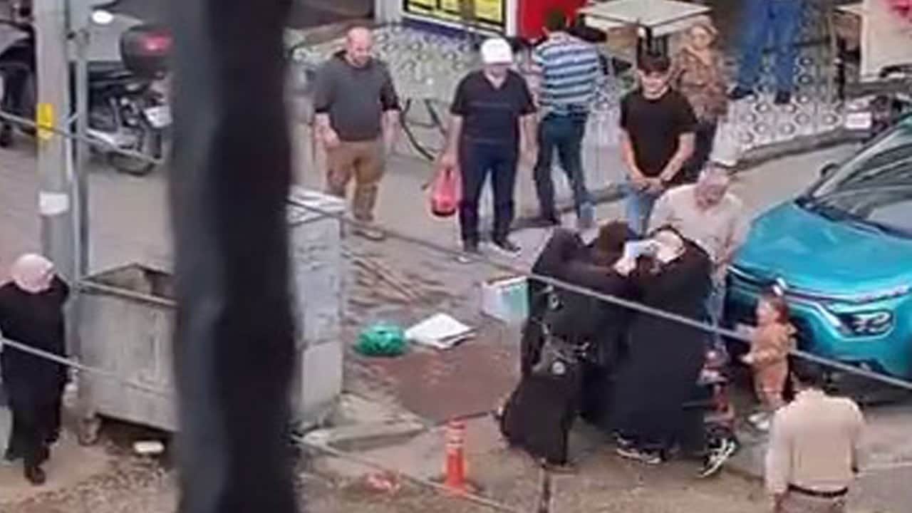 Dilenciler bayramda en işlek yeri kapmak için birbirine girdi!