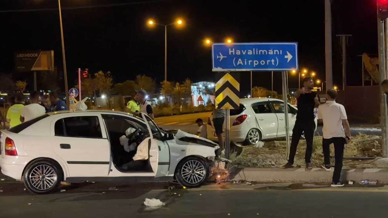 Diyarbakır-Mardin kara yolunda iki otomobil çarpıştı: 7 yaralı