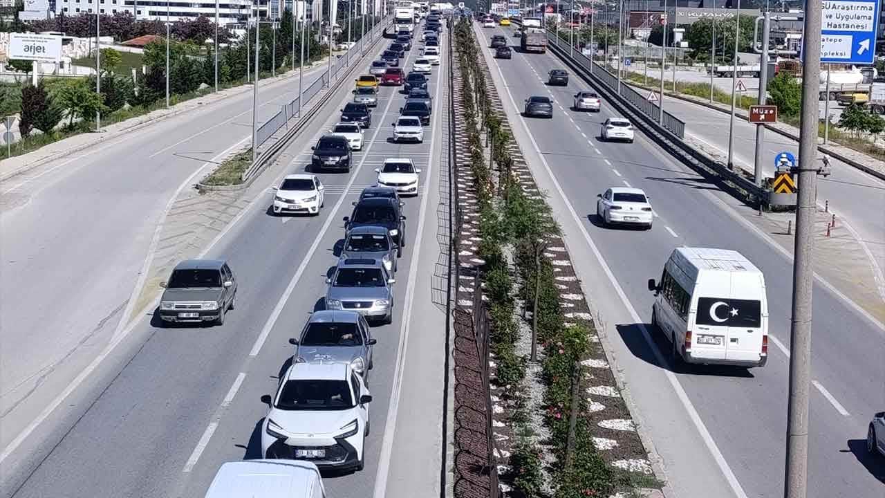 Dönüş çilesi erken başladı! Ege'nin kalbi kilitlendi, kilometrelerce kuyruk var