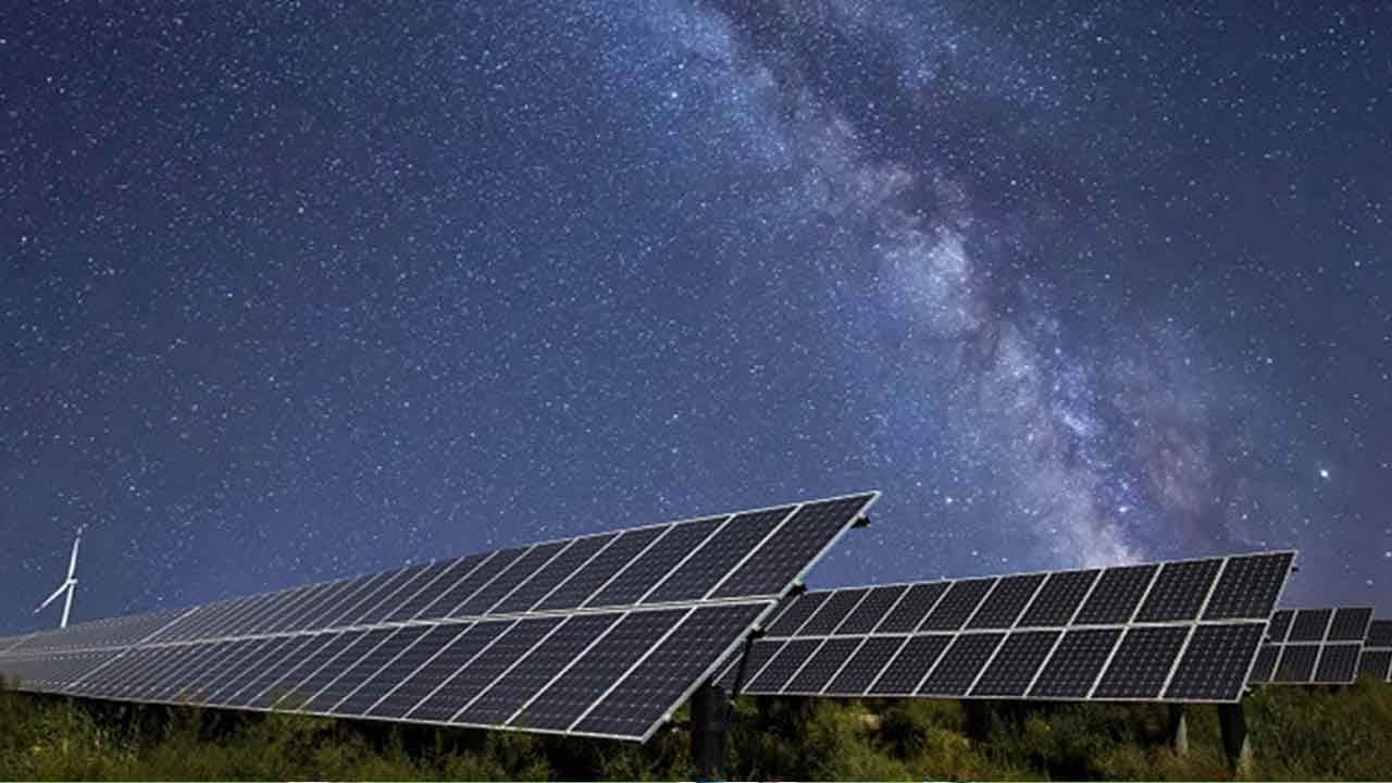 Dünyaya teknoloji dersi! Güneş panelleri artık hem elektrik hem reklam üretecek