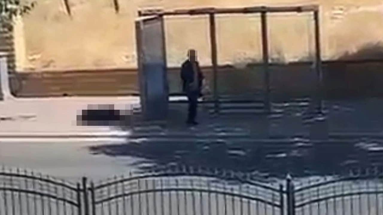 Durakta otobüs bekliyordu, kurşun geldi