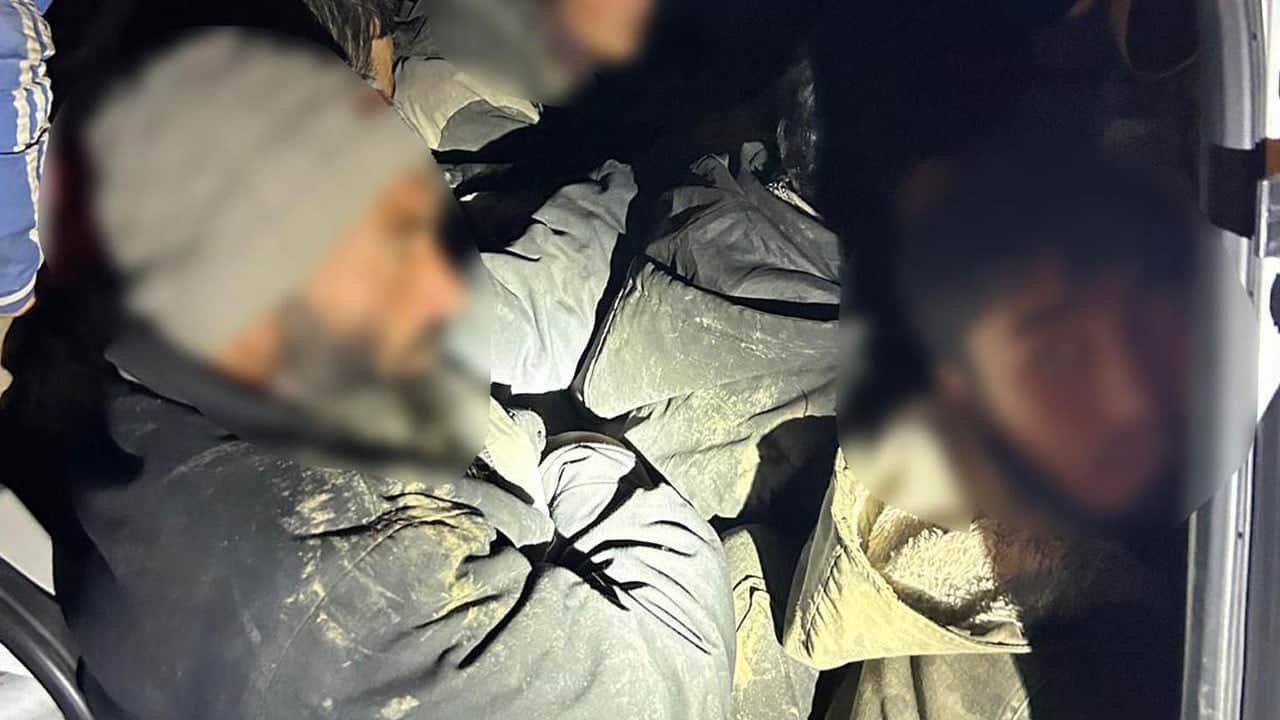 Durdurulan araçtan 12 kaçak göçmen çıktı