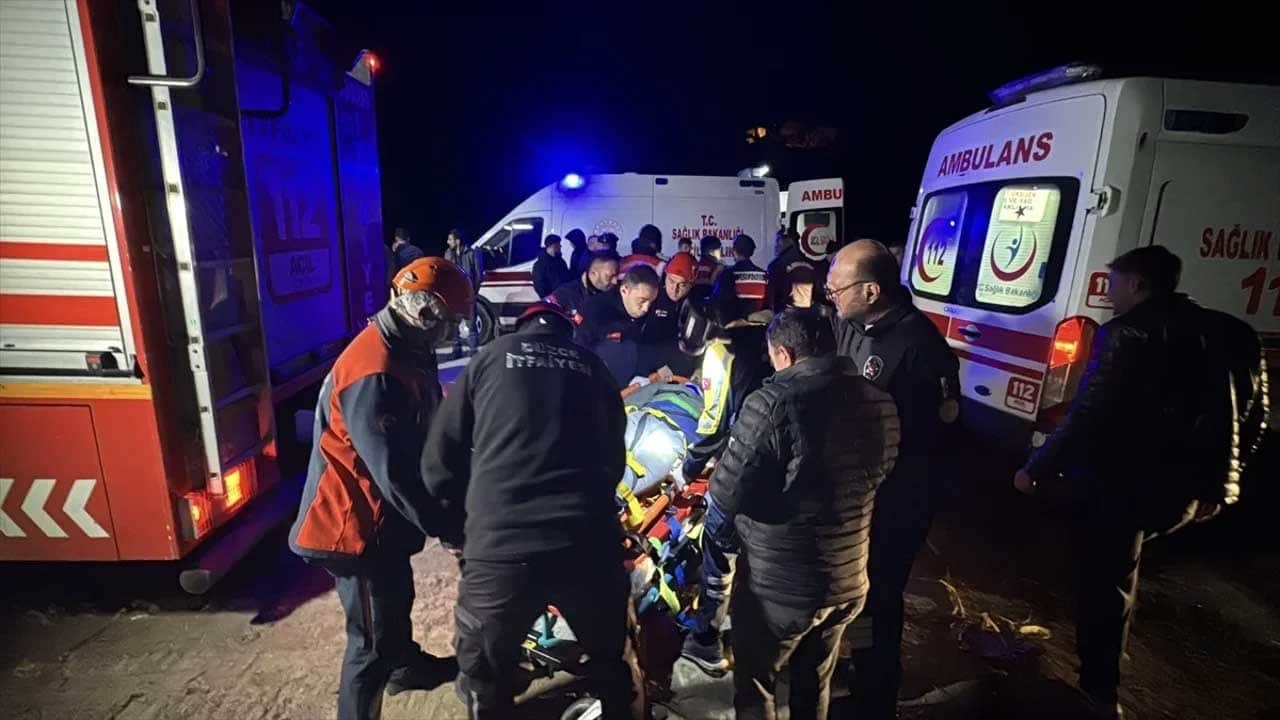 Düzce'de yamaçta mahsur kalan 3 kişi kurtarıldı