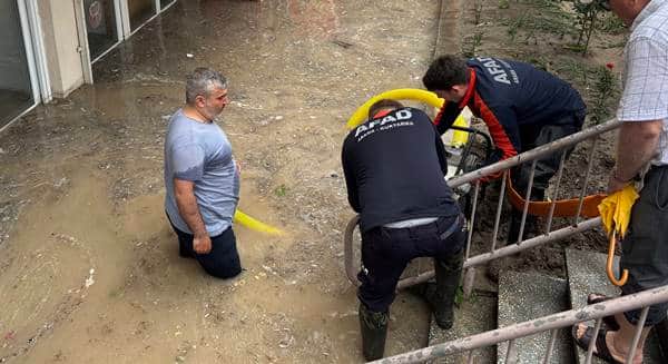 Edirne'de sağanak iş yerlerini su altında bıraktı