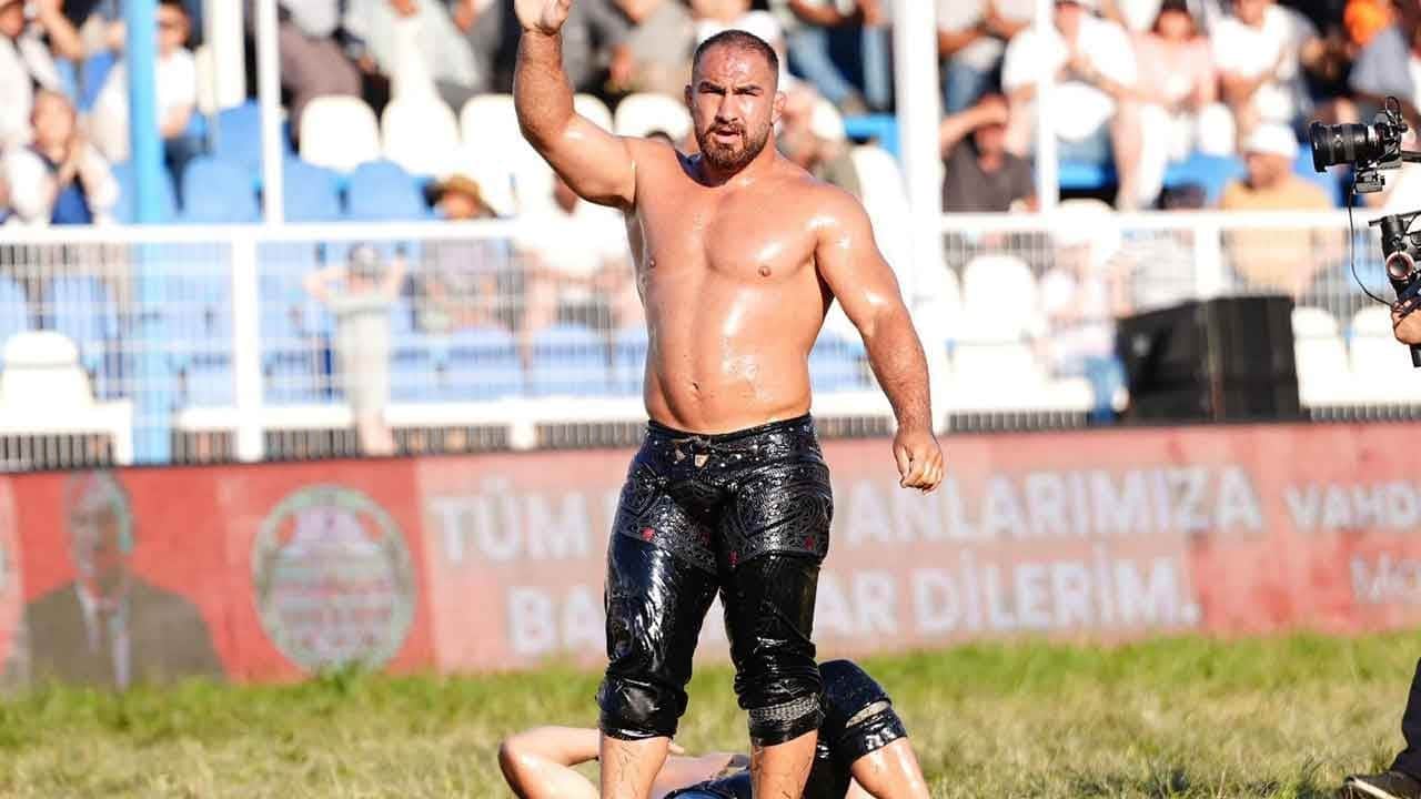 Ege'de er meydanı yıkıldı! Manisa'da nefes kesen dev finalde altın kemer Akhisarlı pehlivanın oldu!
