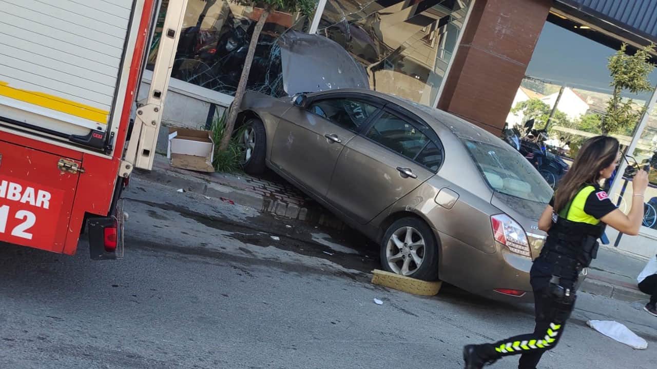 Ehliyetsiz gencin izinsiz aldığı otomobille şehir turu, babasına 2,3 milyonluk zarara neden oldu