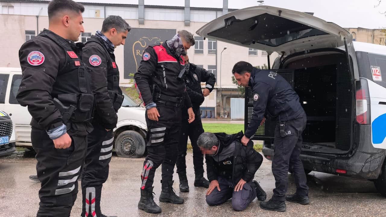 Ehliyetsiz ve öfkeli sürücü, biber gazı ve 40 bin liralık ceza ile pamuk gibi oldu