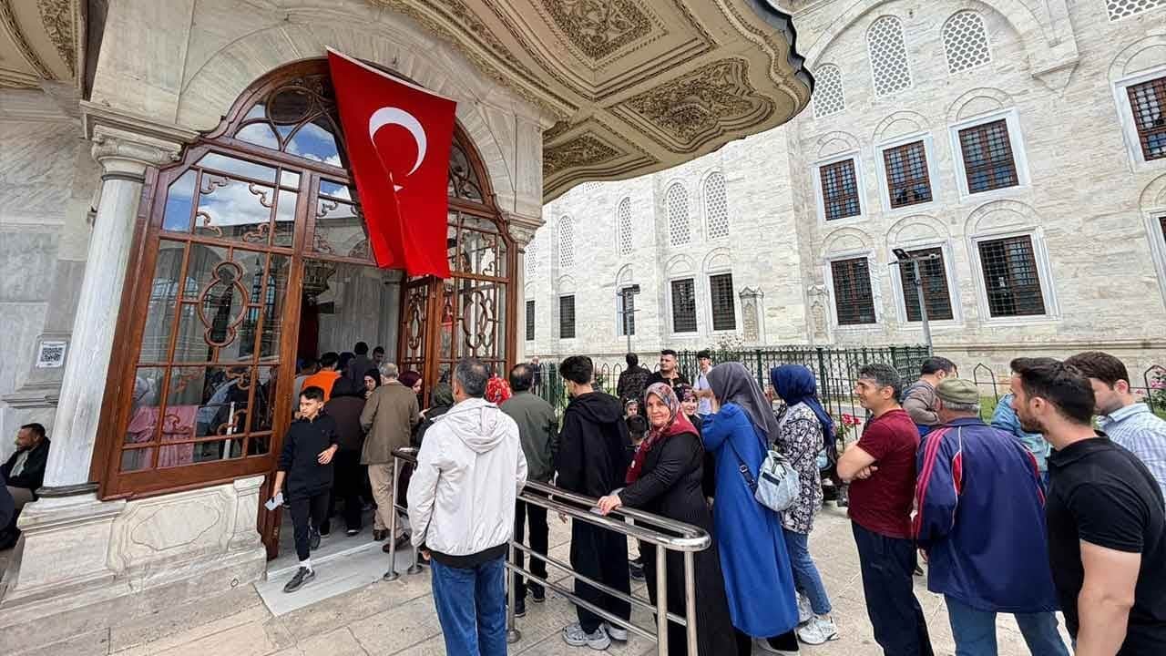 Ekrem İmamoğlu tekmelemişti! Ecdadın huzuruna ziyaretçi akını...