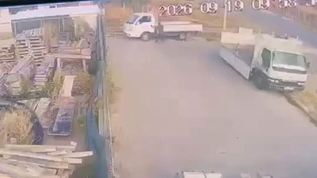 El frenini çekmediği kamyonetin altında kalıp öldü