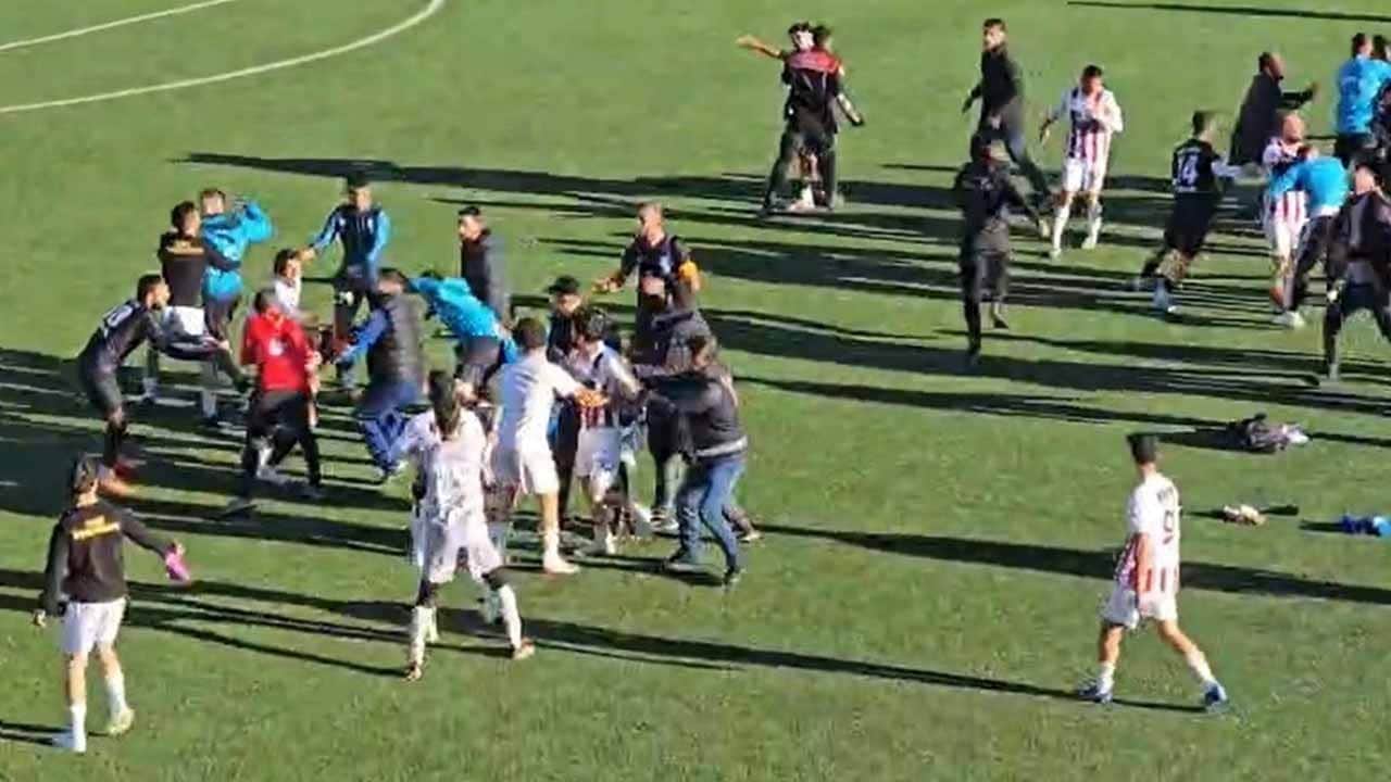 Elazığ amatör maçında saha karıştı! İdman Yurdu ile Kovancılarspor maçında kavga çıktı