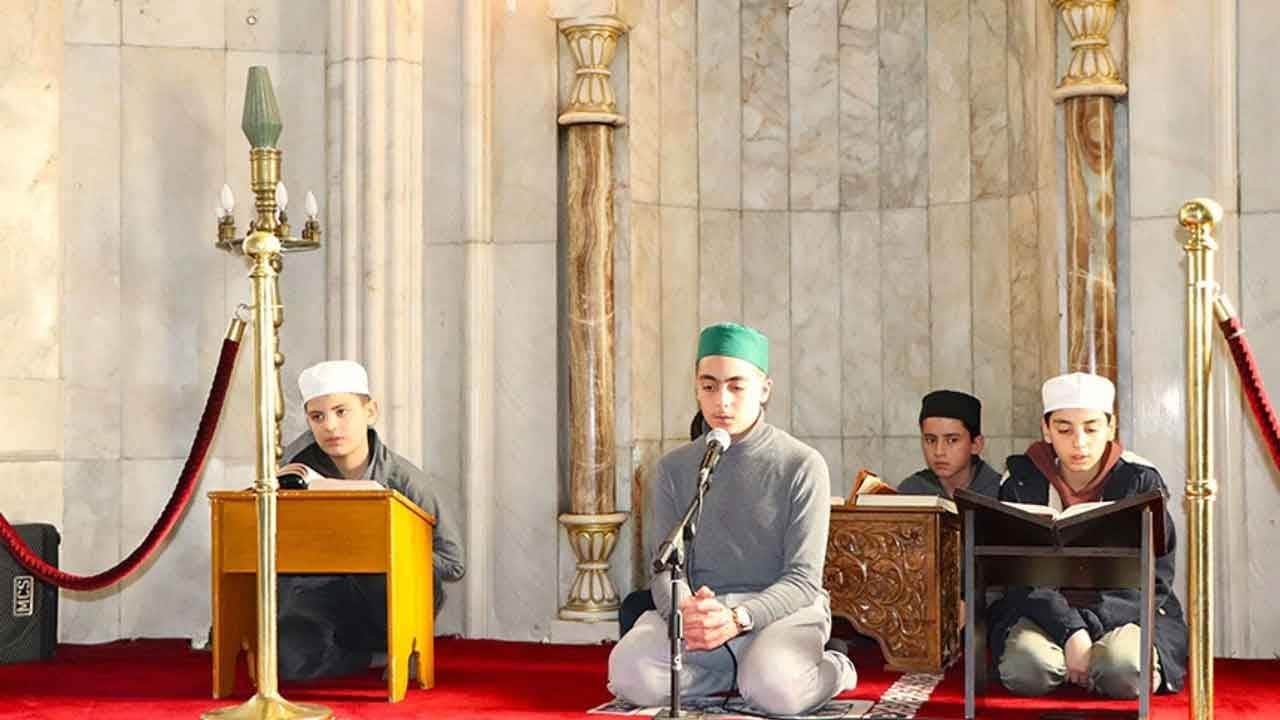 Elazığ’da bin yıllık mukabele geleneği gönülleri titretiyor! Camilerde Kur’an nidaları yükselirken, hafız adayları ecdadın mirasına sahip çıkıyor!