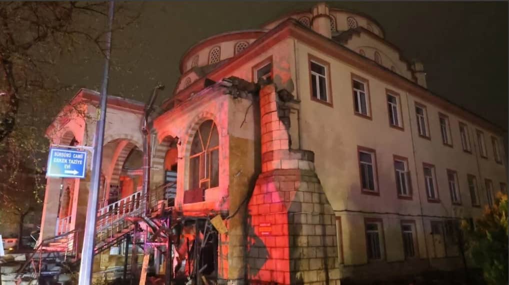 Elazığ'da korkutan olay: Minareye yıldırım düştü