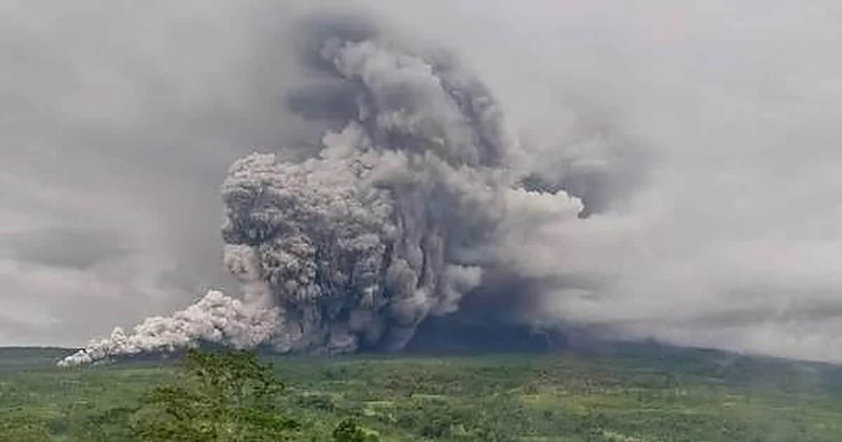 Endonezya'da Semeru Yanardağı 3 kez patladı, 800-1000 metre yüksekliğe kül püskürttü