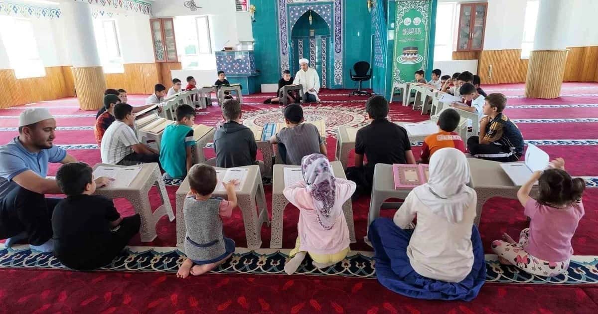 Erciş'te yaz Kur'an kursları başladı: İmam hatip çocukları hediyelerle karşıladı