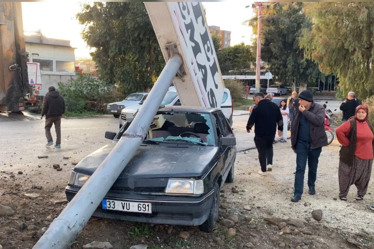 Erdemli’de Korkutan Kaza: Kamyonun Çarptığı Tabela Otomobilin Üzerine Devrildi