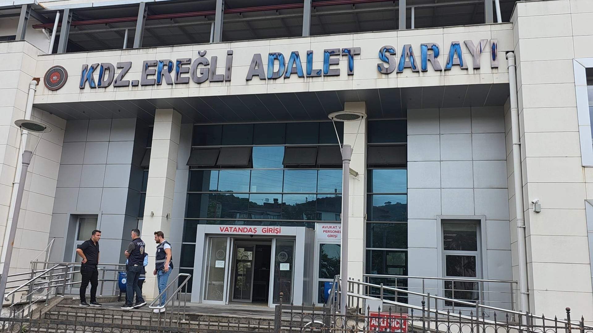 Ereğli sahilde uzman çavuş dehşeti! Kurşun yağdırıp millete korku dolu anlar yaşattı!