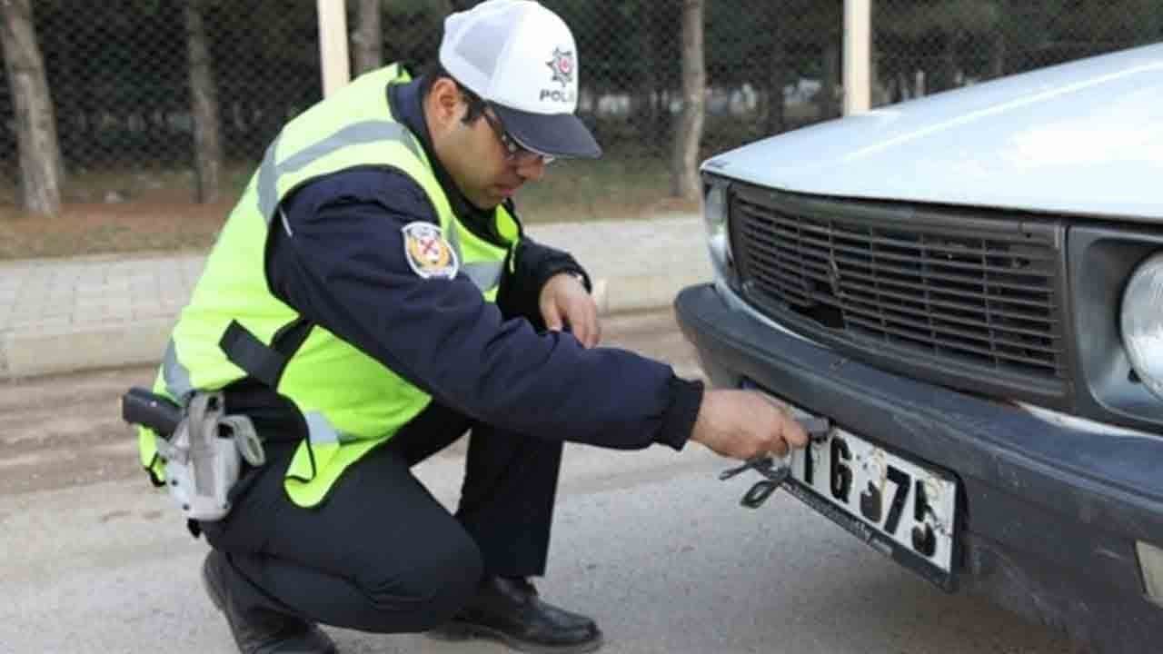 Erteleme yok! O plakaları kullananlar yandı! Sahte plakalara 1 Nisan’dan itibaren 140 bin TL ceza uygulanacak!